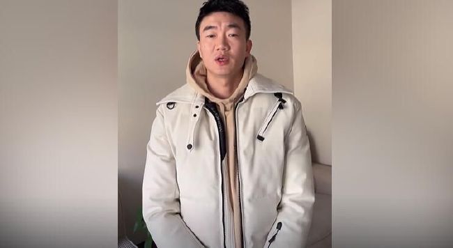 帕丽斯·希尔顿着绿裙戴翅膀 低胸爆乳见偷拍甜笑 2016-11-01 当地时间2016年10月31日，好莱坞名媛帕丽斯·希尔顿（Paris Hilton）一身性感装扮赴万圣节派对。