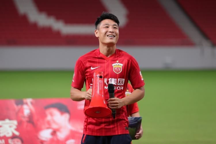 演员张钧甯与黄觉用经典电影台词唤醒绵绵春雨，将难忘记忆引入一组由青年演员重绎的时代金曲——孙阳深情献唱张国荣经典《当年情》，欧阳娜娜将方大同名曲《春风吹》融入《爱着你（Loving You）》的难舍旋律，阿云嘎用《想你的365天》追忆李玟，也将这份想念传递给每一位永驻我们心中的不朽灵魂。