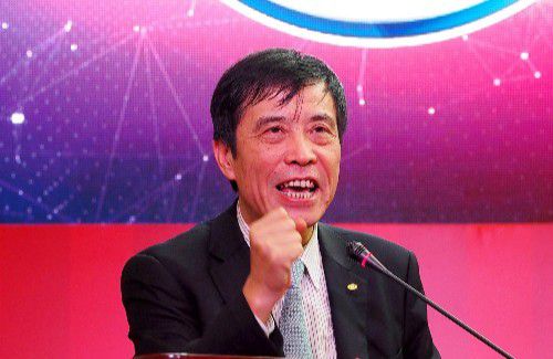 透过记录影像中的朵朵春花，青年演员郭俊辰、王影璐分享描摹各自心中春天的样貌。